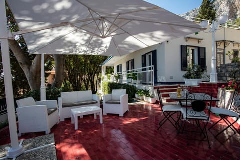 Facade/entrance, Garden, Balcony/Terrace