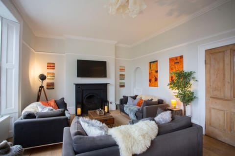 Stag & Hen Retreat - Walk to Nightlife - Sleeps 16 House in Bristol