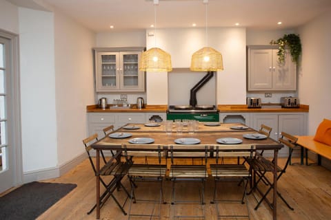 Stag & Hen Retreat - Walk to Nightlife - Sleeps 16 House in Bristol