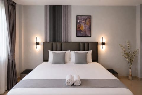 Bed, Photo of the whole room, Bedroom, towels
