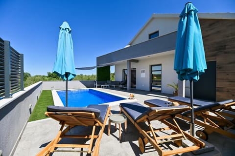 Property building, Swimming pool, sunbed