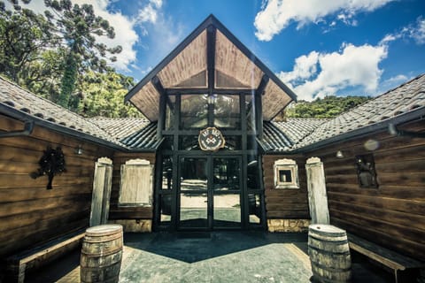 Property building, Restaurant/places to eat, Facade/entrance, Day, Evening entertainment, Pets, Entertainment, Dinner, locker