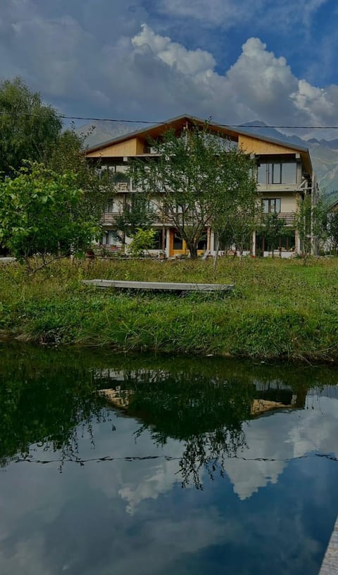 Property building, Day, Natural landscape, Garden, Garden view, Lake view, River view