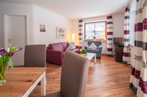 Living room, Photo of the whole room, Decorative detail, Decorative detail, Seating area, Dining area