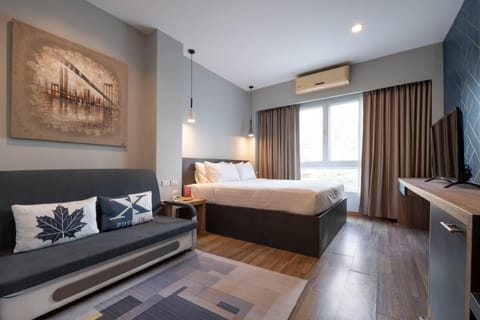 Bed, Seating area, air conditioner