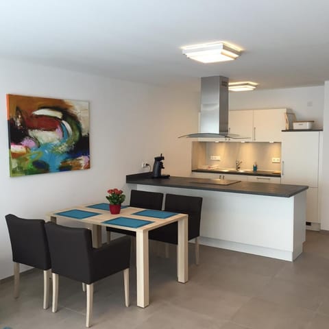 Kitchen or kitchenette, Dining area