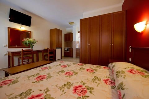 Bed, TV and multimedia, Photo of the whole room