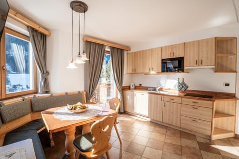 Kitchen or kitchenette, Living room, Seating area, Dining area, stove