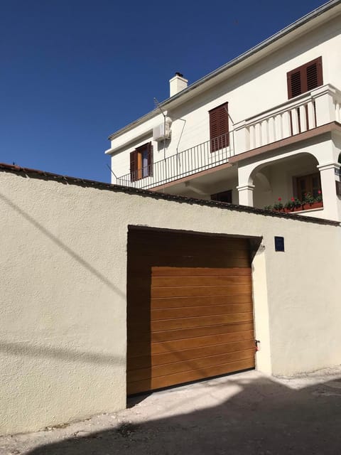 Property building, Facade/entrance, Neighbourhood, Natural landscape, Area and facilities