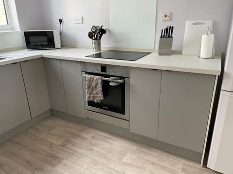 Spacious 5-Bedroom Home with Garden & Parking Near Station House in Coventry