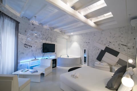 Bed, Hot Tub, TV and multimedia, Photo of the whole room, Bath, towels