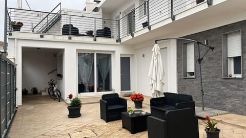 Property building, Day, Balcony/Terrace