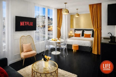 Bed, View (from property/room), View (from property/room), Landmark view, Landmark view