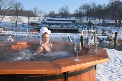 Day, People, Natural landscape, Winter, Hot Tub, Food and drinks, Guests, Drinks, Alcoholic drinks