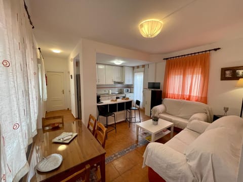 Communal lounge/ TV room, TV and multimedia, Kitchen or kitchenette, Living room, Dining area, air conditioner