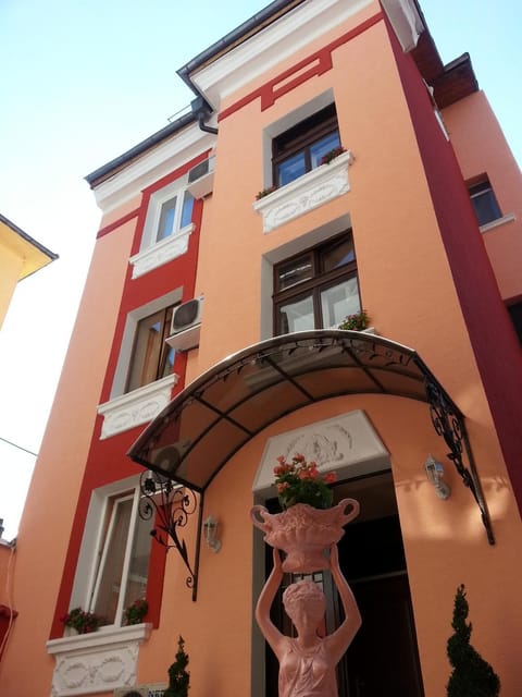 Facade/entrance