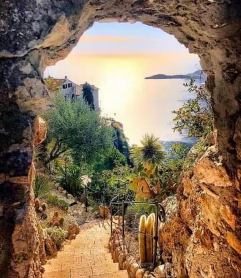 STUDIO pied village EZE - dans VILLA - Parking Gratuit House in Eze