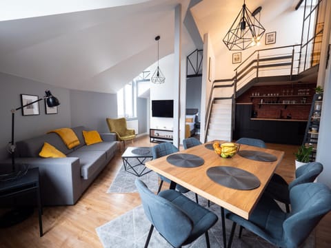 Communal lounge/ TV room, TV and multimedia, Kitchen or kitchenette, Living room, Seating area, Dining area, Evening entertainment