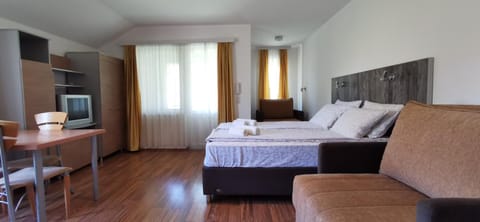 Bed, TV and multimedia, Dining area