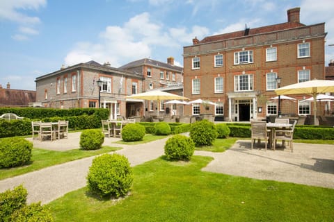 Nearby landmark, Facade/entrance, Day, Garden