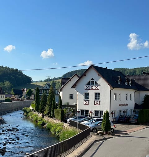 Property building, Mountain view, River view, Location, Parking