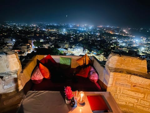 Restaurant/places to eat, Night, View (from property/room), Balcony/Terrace, Seating area, City view