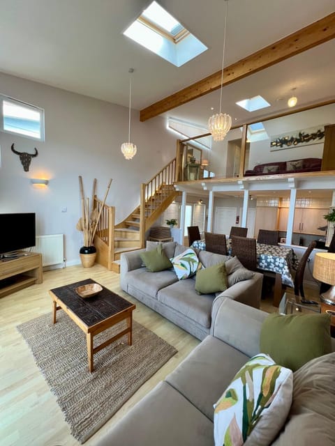 Family Coastal Retreat - Ocean Views - Private Balcony - Westward Ho! House in Westward Ho