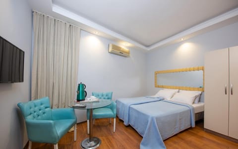 Bed, TV and multimedia, Photo of the whole room, Seating area, Bedroom, air conditioner