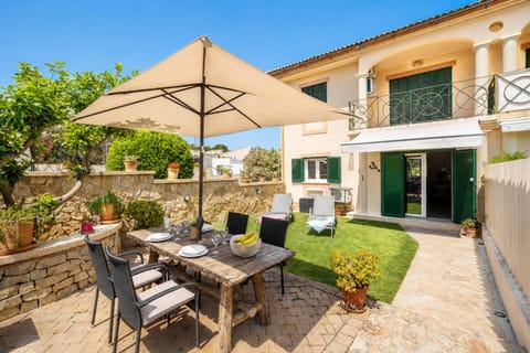 Property building, Patio, Day, Garden, Balcony/Terrace, Dining area, Garden view, sunbed