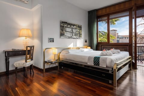 View (from property/room), Balcony/Terrace, Bedroom, City view