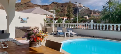 Property building, Balcony/Terrace, Lounge or bar, Dining area, Mountain view, Swimming pool