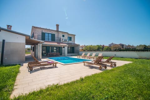 Garden, Seating area, Swimming pool