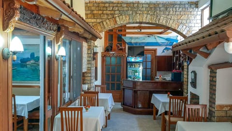 Restaurant/places to eat, Seating area, Dining area