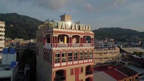 Property building, Day, Neighbourhood, City view, Landmark view, Mountain view