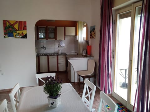 Kitchen or kitchenette, Dining area, Communal kitchen