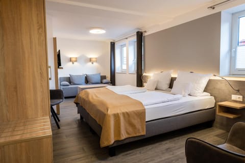 Bed, TV and multimedia, Bedroom