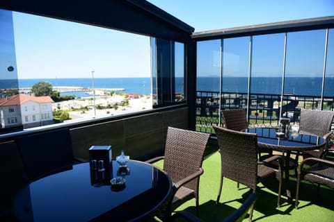 View (from property/room), Balcony/Terrace, Dining area, Sea view