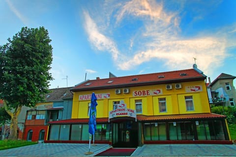 Facade/entrance