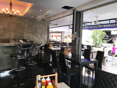 Restaurant/places to eat, Lounge or bar, Food and drinks, Banquet/Function facilities, Food, Drinks