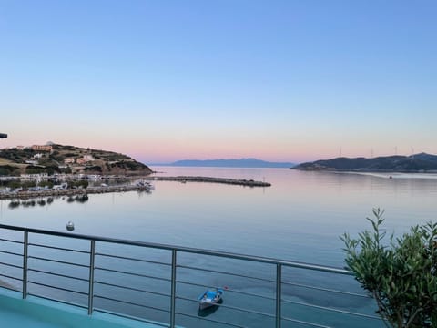 Property building, Balcony/Terrace, Balcony/Terrace, Beach, Location