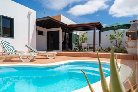 Property building, Dining area, Garden view, Swimming pool, Swimming pool