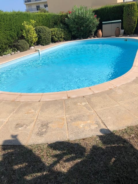 Villa C3 Arthur Rimbaub chambre d’hôte piscine proche mer plage 600m Bed and Breakfast in Cagnes-sur-Mer