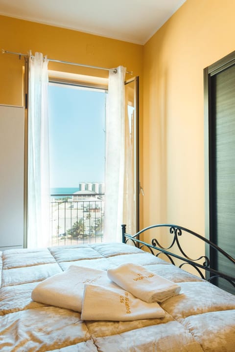 Bed, Balcony/Terrace, Photo of the whole room, Bedroom, Sea view