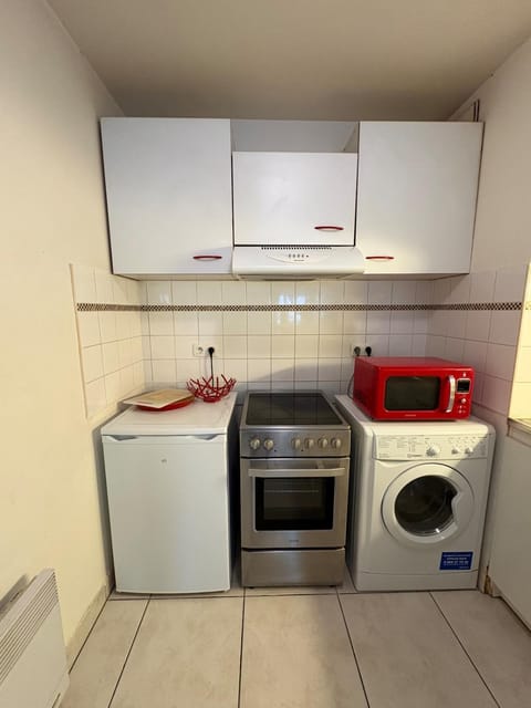 Kitchen or kitchenette, oven, stove