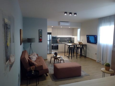 TV and multimedia, Seating area, Dining area