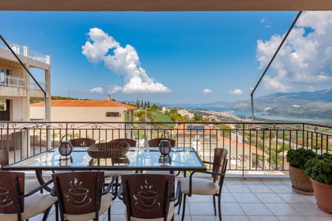 View (from property/room), Balcony/Terrace, City view