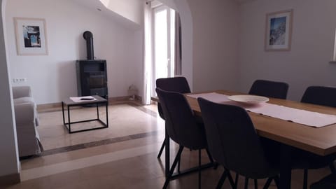 TV and multimedia, Living room, Seating area, Dining area