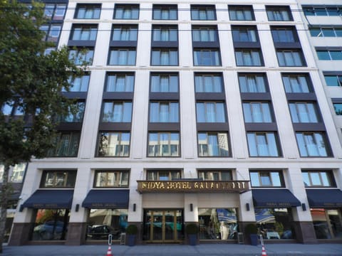 Property building, Restaurant/places to eat, Facade/entrance, Breakfast, Location