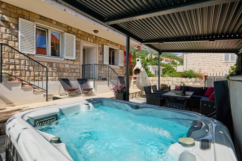 Property building, Restaurant/places to eat, Hot Tub, Balcony/Terrace, Swimming pool, Breakfast
