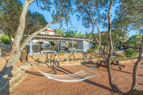 Restaurant/places to eat, BBQ facilities, Garden, Banquet/Function facilities, Communal kitchen, Garden view